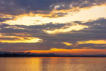 Fototapeta na wymiar Beautiful sunset on the lake.