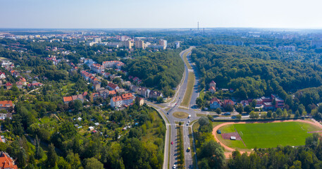 Letnia panorama z lotu ptaka, widok na rondo Wyszyńskiego, w tle osiedla, parki i stadion Warta, miasto Gorzów Wielkopolski