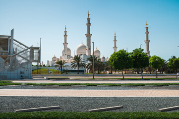 Fototapeta na wymiar Sheikh Zayed Grand Mosque in Abu Dhabi, United Arab Emirates seen across the road
