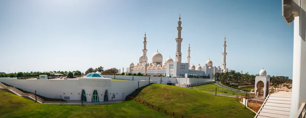 Foto op Canvas Sheikh Zayed Grand Mosque in Abu Dhabi, Verenigde Arabische Emiraten, gezien vanaf een openbaar viaduct © creativefamily