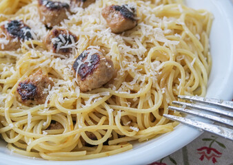 Spaghetti mit angebratener Salsiccia und geriebenem Parmesankäse, Länderküche Italien