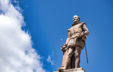 Fototapeta na wymiar Estatua en bronce homenaje al ilustre escritor, poeta, dramaturgo y soldado Miguel de Cervantes Saavedra en la ciudad de Valladolid, España