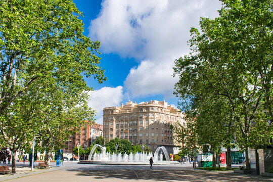Fuente en la c&eacute;ntrica plaza de Zorrilla en Valladolid, Espa&ntilde;a