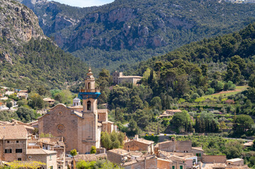 Fototapeta na wymiar Valldemossa im Tramuntana Gebirge auf Mallorca