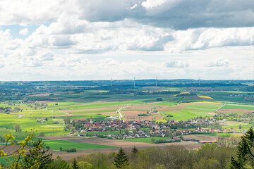 Fototapeta na wymiar Blick vom Hesselberg auf Wittelshofen in Mittelfranken (Bayern Deutschland)