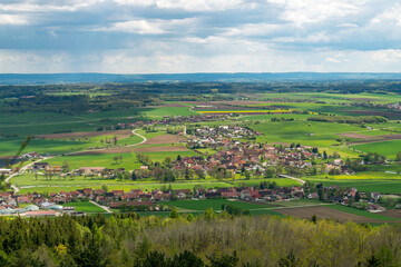 Obraz premium Blick vom Hesselberg auf Gerolfingen und Aufkirchen in Mittelfranken (Bayern Deutschland)