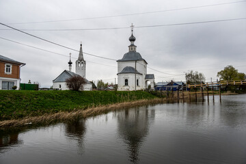 Fototapeta premium monasteries and fortresses of old Suzdal against the backdrop of a green river