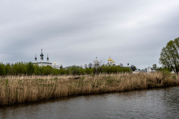 Fototapeta na wymiar monasteries and fortresses of old Suzdal against the backdrop of a green river