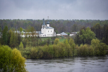 Obraz premium cityscape of the old center of Gorokhovets with churches, temples and houses in the rain
