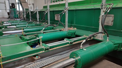 Moving floor systems by hydraulic concept for feed brown wood shipper to boiler systems in biomass power plant.