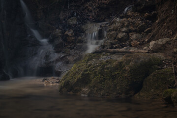 Fototapeta na wymiar Kleiner Wasserfall