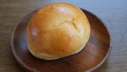 焼きたての丸いパン