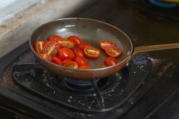 cook tomatoes, fry in a pan