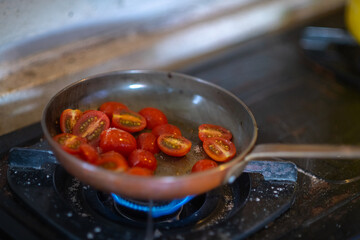 cook tomatoes, fry in a pan