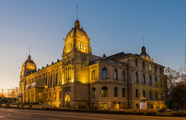 Fototapeta na wymiar Historic town hall (Stadthalle) in Wuppertal by night; Germany