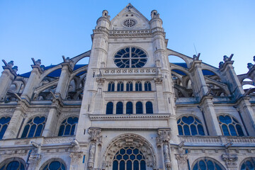 パリのネルソンマンデラ公園（レ・アール）からサントゥスタッシュ教会（Eglise Saint-Eustache）