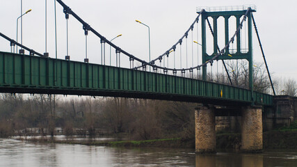 Vue rapprochée sur la structure métallique du pont de Marmande, dans le Lot-et-Garonne