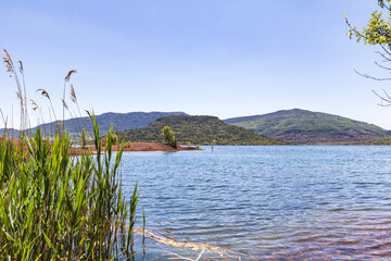 Paysage du Lac du Salagou (Occitanie, France)