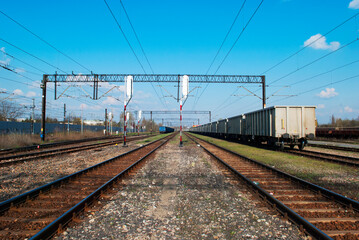 Fototapeta na wymiar Bocznica kolejowa z wagonami towarowymi