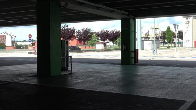 Spazi vuoti nei parcheggi del centro commerciale
