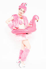 白バックの前で踊るバーレスクダンサー