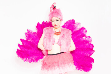 白バックの前で踊るバーレスクダンサー