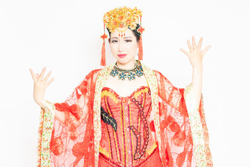 白バックの前で踊るバーレスクダンサー