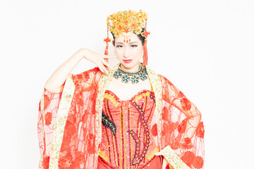 白バックの前で踊るバーレスクダンサー