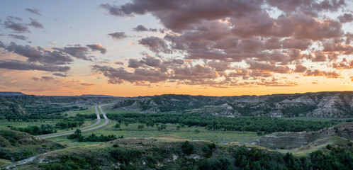 Fototapeta premium Sunset at Skyline Vista Overlook of the Little Missouri River in the Theodore Roosevelt National Park - South Unit - near Medora, North Dakota