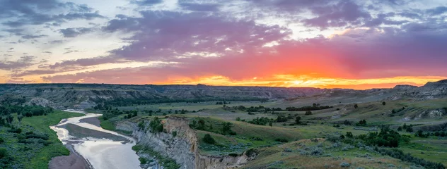 Photo sur Plexiglas Lavende Sunset at Wind Canyon Trail Overlook of the Little Missouri River in the Theodore Roosevelt National Park - South Unit - near Medora, North Dakota