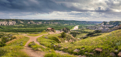 Obraz premium River Bend Overlook shelter in the Theodore Roosevelt National Park - North Unit on the Little Missouri River - North Dakota Badlands