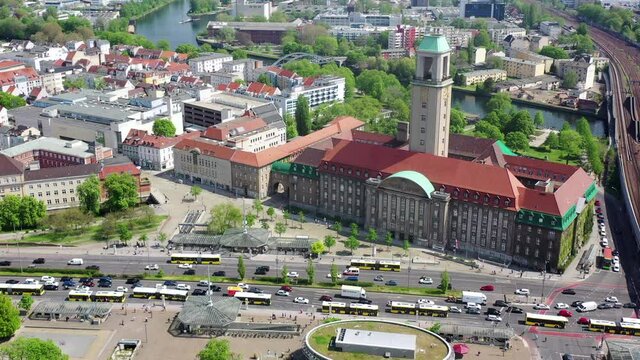 Reger Strassenverkehr am Spandauer Rathaus, Berlin, Mai 2021