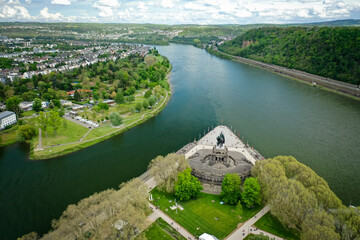 Fototapeta premium Deutsches Eck Koblenz Mosel fließt in den Rhein hinein - co2 frei umweltabgabe klimaneutral luftaufnahme