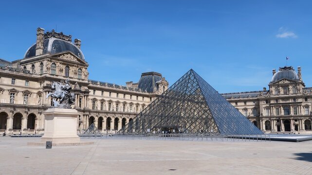 Palais / pyramide / musée du Louvre à Paris, fermé pendant le confinement (lockdown) dû la pandémie de covid 19, cour Napoléon désertée, vue sur les pavillons Richelieu et Sully – mai 2020 (France)