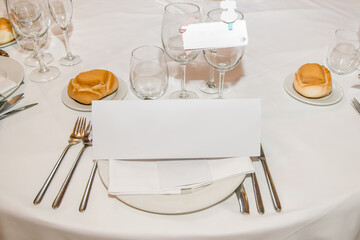 Tarjeta en blanco con espacio de copia colocada en un plato sobre una mesa de restaurante durante...