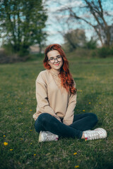 Fille rousse sur l'herbe