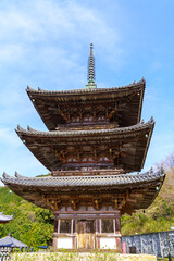 春の壷阪寺　三重塔