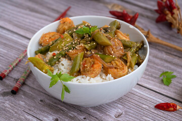 asiatischer reis mit Garnelen und Spargel