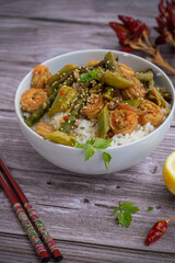 asiatischer reis mit Garnelen und Spargel
