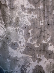 ひび割れ変色したコンクリート壁