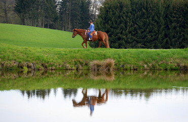 Ride on a wildeside. Frau auf Westernpferd im Abendlicht