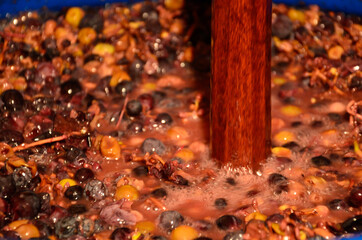 haciendo vino tinto con un palo