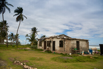 Fototapeta premium Old run-down brick house near the sea on the island of San Andrés. Colombia. 