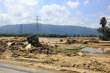 線状降水帯豪雨による河川氾濫被害