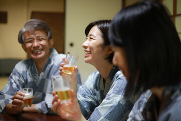 お酒を飲む家族