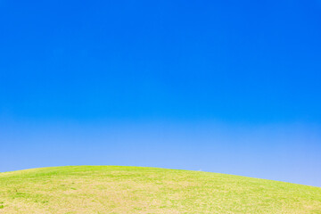 Fototapeta premium 青空と緑の丘