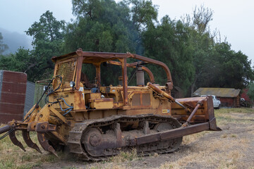 Obraz premium Bull Dozer Pulling Discs