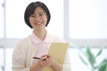 バインダーを持つ介護士イメージ