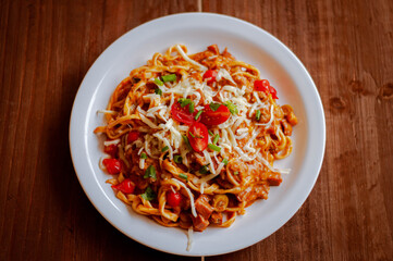 spaghetti with tomato sauce