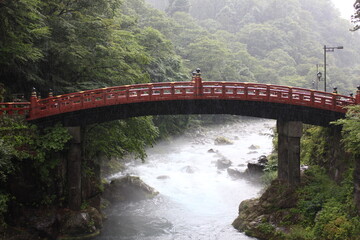 神橋（日光・二荒山神社）　　　奥日光の大谷川（だいやがわ）にかかる朱塗りの橋、夏の通り雨に煙る情景は、一層幻想的な雰囲気が漂う。
